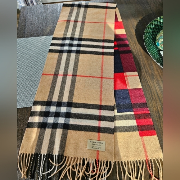 Burberry Accessories - LIKE NEW Burberry Classic Nova Check Cashmere Scarf - Reversible Geo Pattern